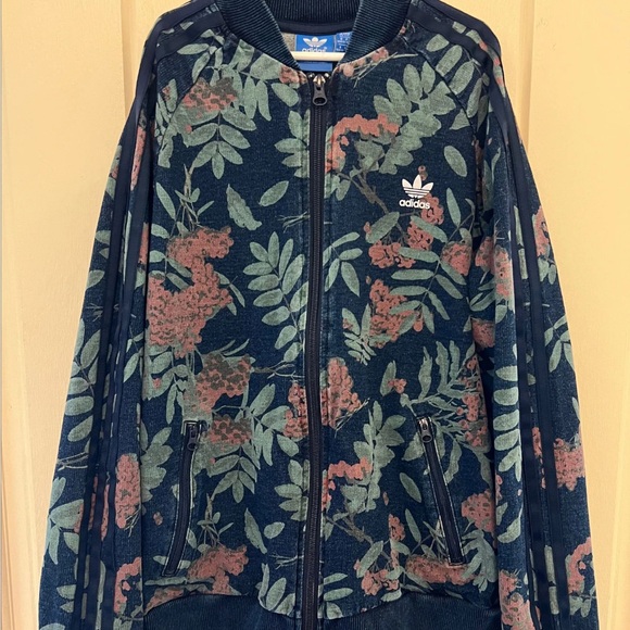 Adidas Navy and Blue Label Detail - Picture 1 of 3
